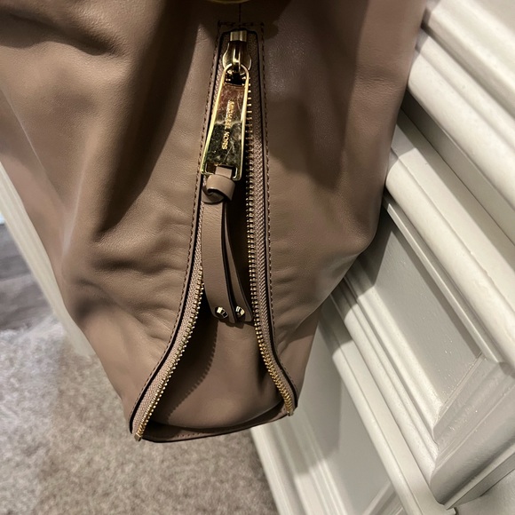 Michael Kors beige purse with zip around wallet - Picture 5 of 7